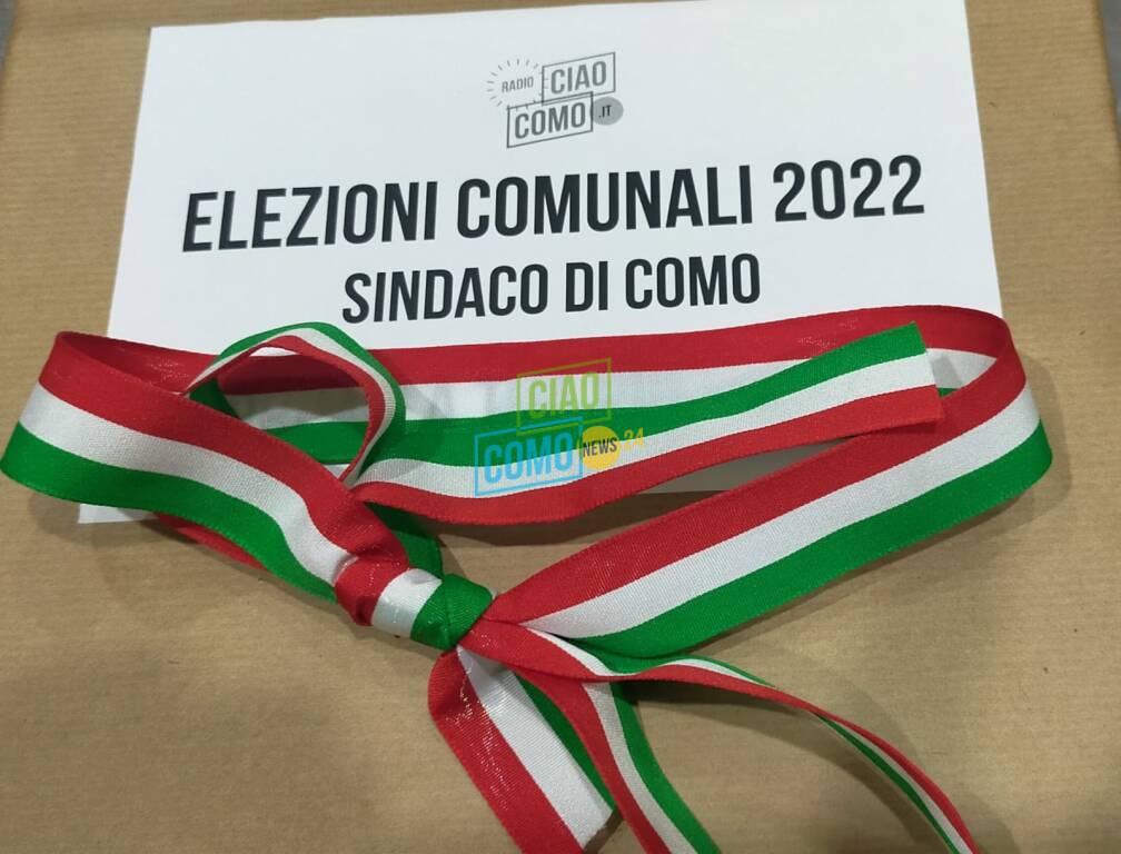 generica elezioni comunali di como 2022 fascia tricolore e scatola per votazione