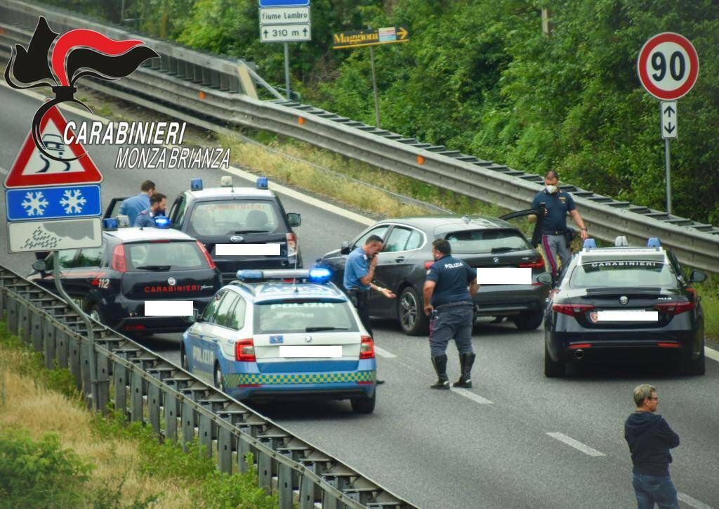 inseguimento dei carabinieri sulla Valassina auto bloccata in mezzo alla strada