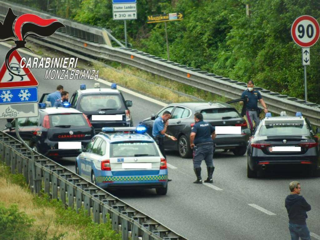 inseguimento dei carabinieri sulla Valassina auto bloccata in mezzo alla strada