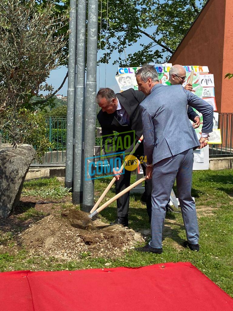 La Giornata della Memoria di oggi ad Alzate: autorità e bimbi per l'albero di Falcone e Borsellino