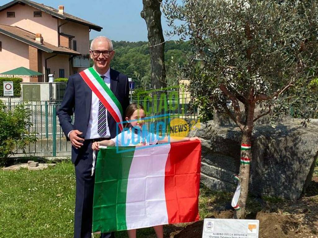 La Giornata della Memoria di oggi ad Alzate: autorità e bimbi per l'albero di Falcone e Borsellino