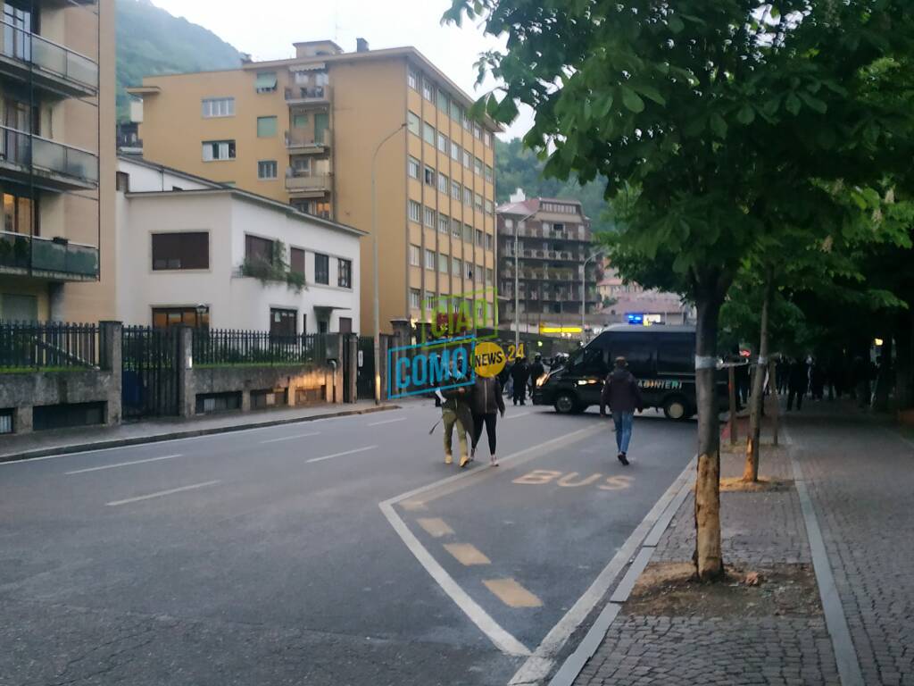 polizia e forze dell'ordine prima e dopo la partita como cremonese stadio sinigaglia como