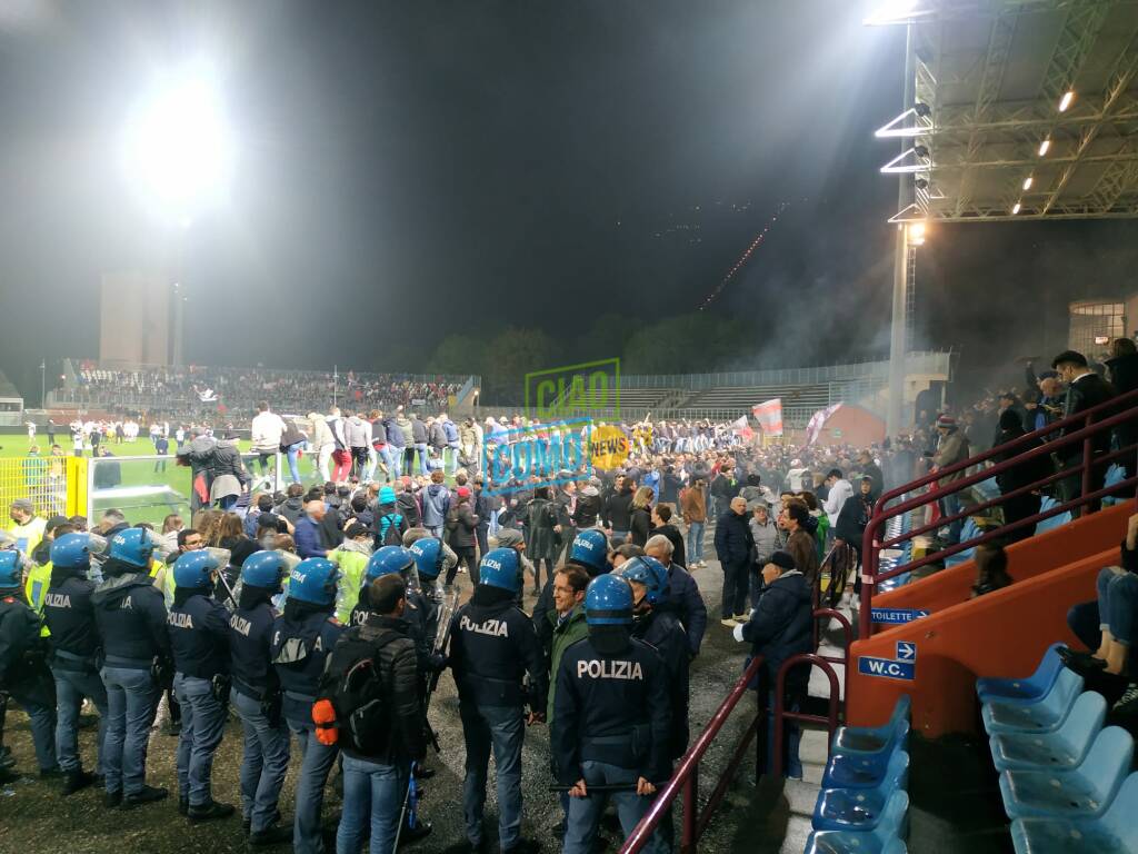 polizia e forze dell'ordine prima e dopo la partita como cremonese stadio sinigaglia como