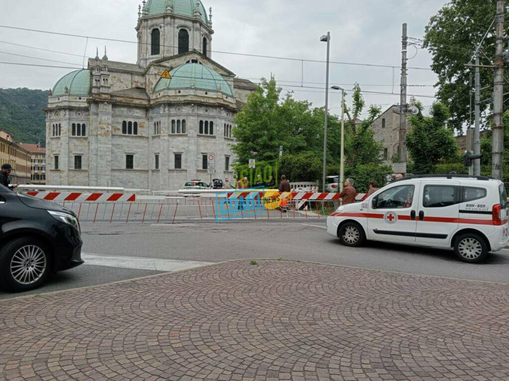 polizia locale passaggio a livello piazza verdi como per sbarra abbattuta