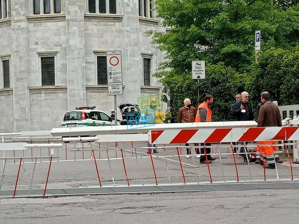 polizia locale passaggio a livello piazza verdi como per sbarra abbattuta