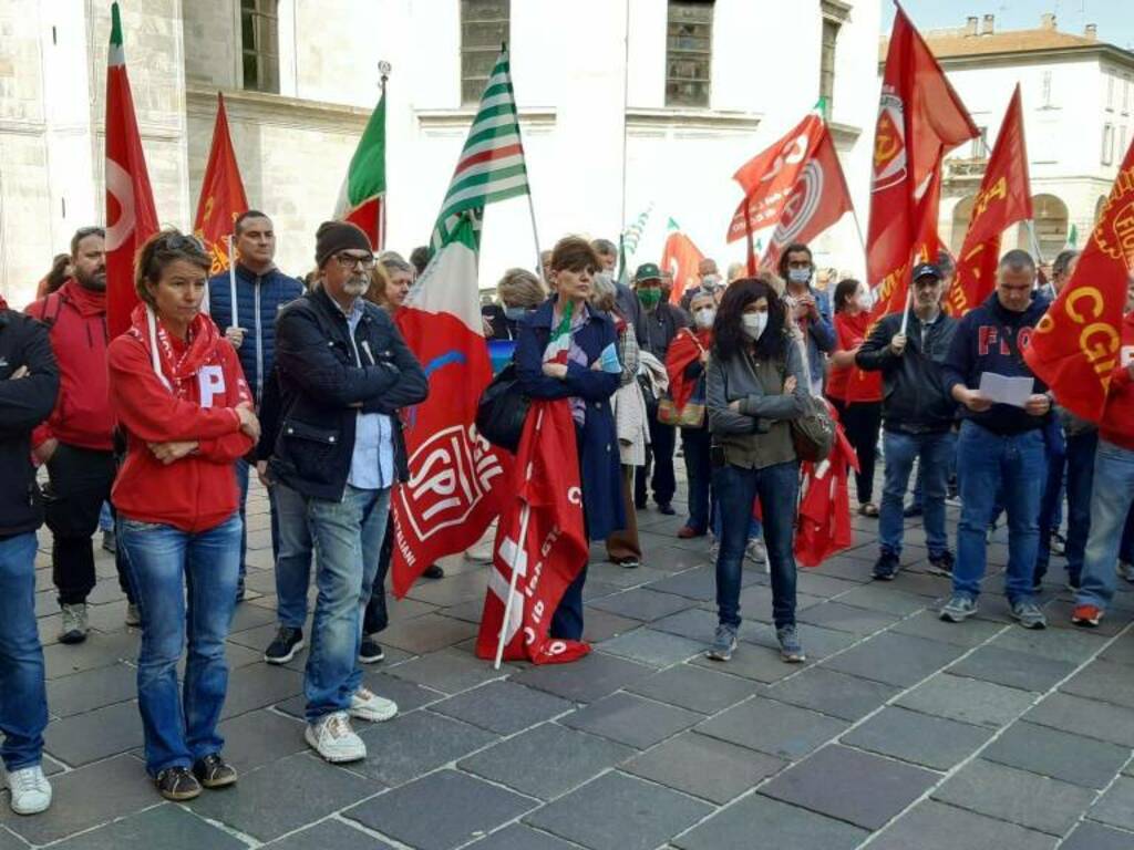 primo maggio a como, manifestazione dei sindacati in piazza verdi cgil cisl ed uil