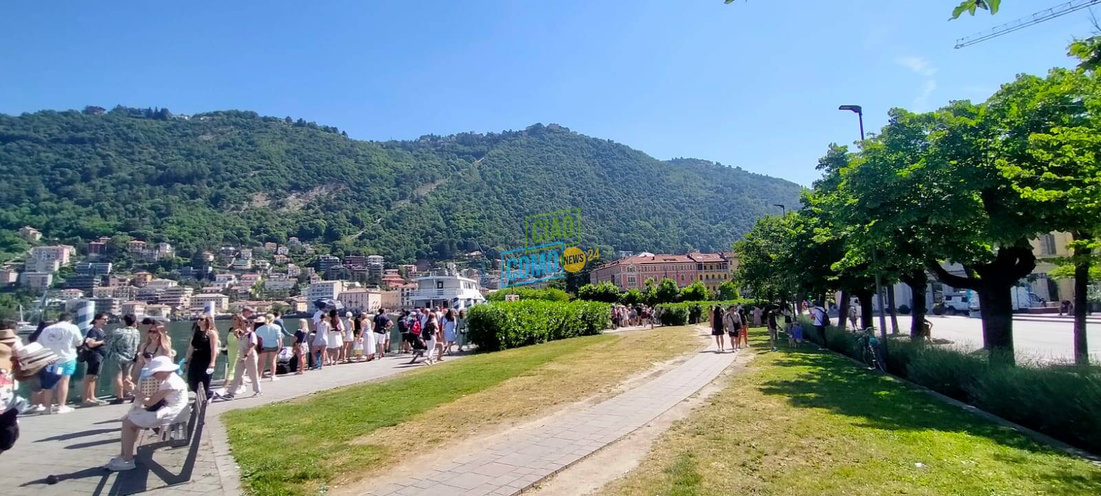 turisti in coda oggi a como per prendere i battelli lunga coda sotto sole