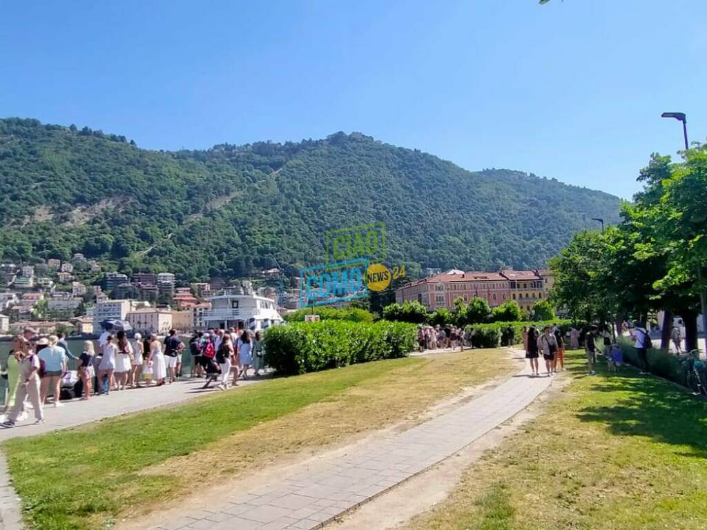 turisti in coda oggi a como per prendere i battelli lunga coda sotto sole