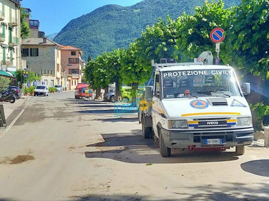 a laglio di scava ancora per rimuovere i detriti dopo la frana di martedì