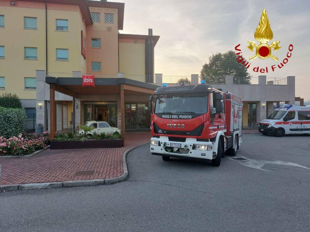 corto circuito hotel ibis di grandate, intervento vigili del fuoco fumo e paura