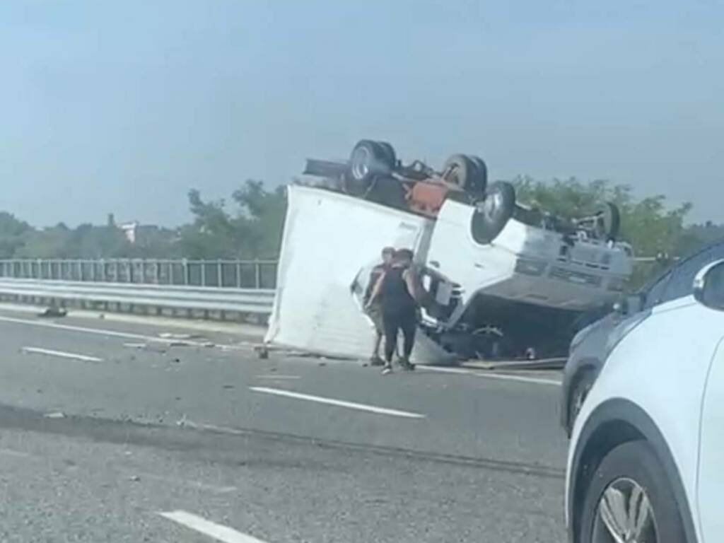 incidente a9 tra turate e saronno camion ribaltato in strada