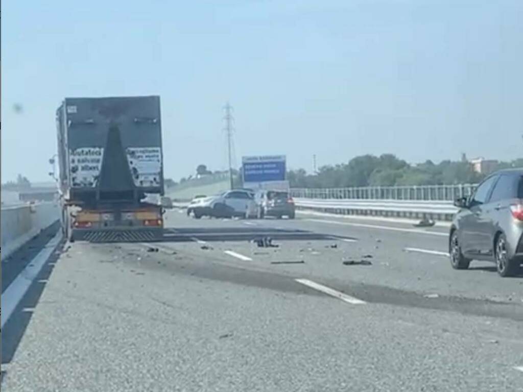 incidente a9 tra turate e saronno camion ribaltato in strada