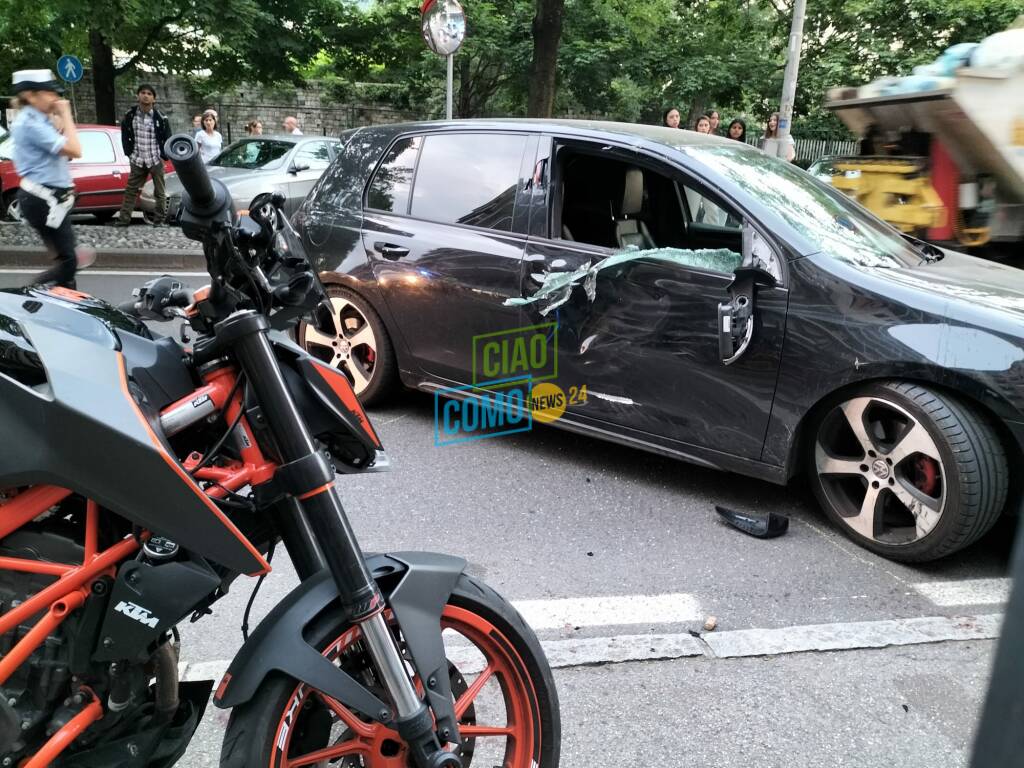 incidente in moto viale varese como auto in fse di svolta contro moto giovani feriti