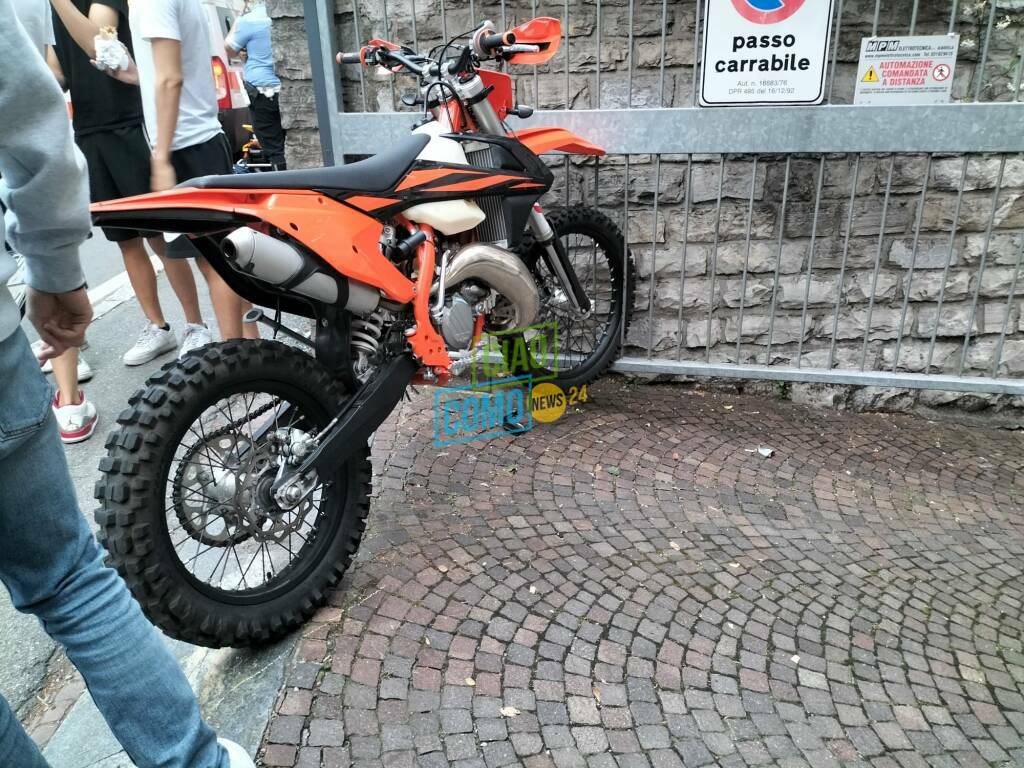 incidente in moto viale varese como auto in fse di svolta contro moto giovani feriti