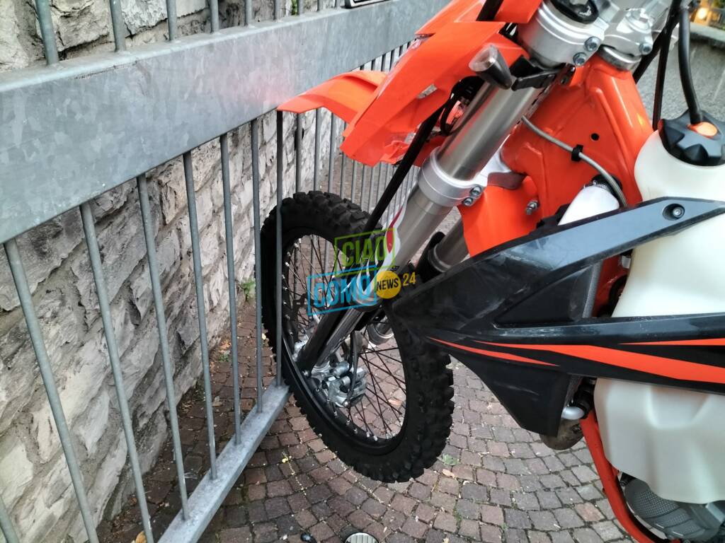 incidente in moto viale varese como auto in fse di svolta contro moto giovani feriti