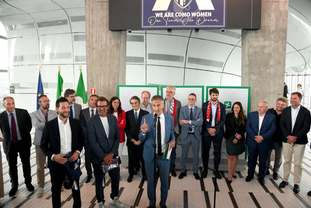 premiazioni in regione con presidente fermi calcio femminile como women promossa in a