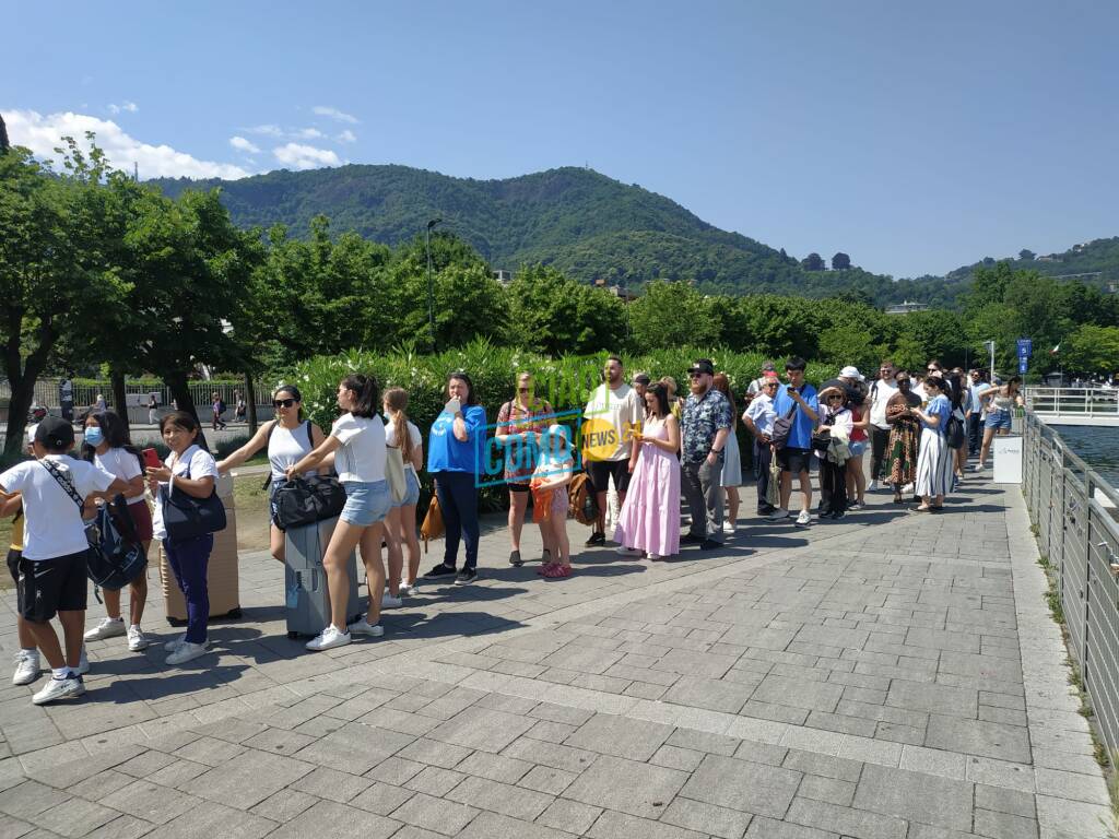 turisti a como anche in questo ponte 2 giugno gente battelli code lungolago