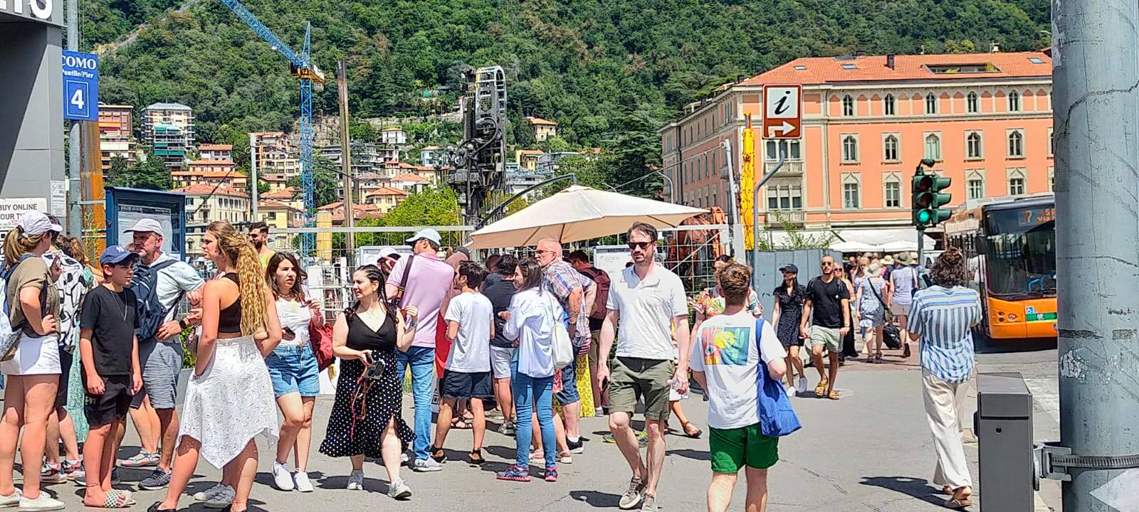 Assalto dei turisti anche oggi a Como per battelli e funicolare: lunghe code sotto il sole