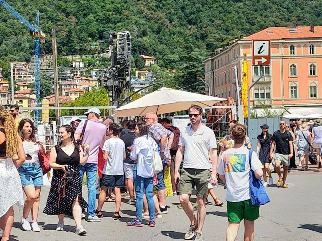 Assalto dei turisti anche oggi a Como per battelli e funicolare: lunghe code sotto il sole