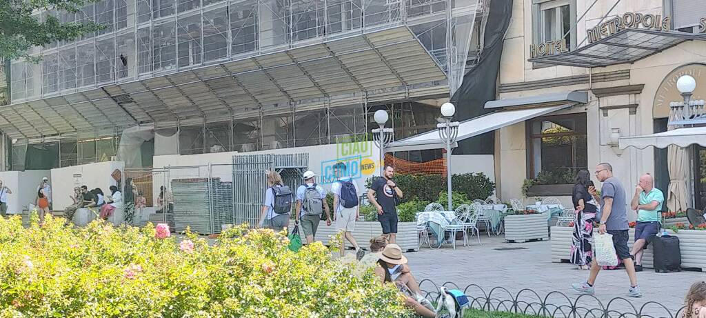 caldo torrido como turisti in cerca di refrigerio