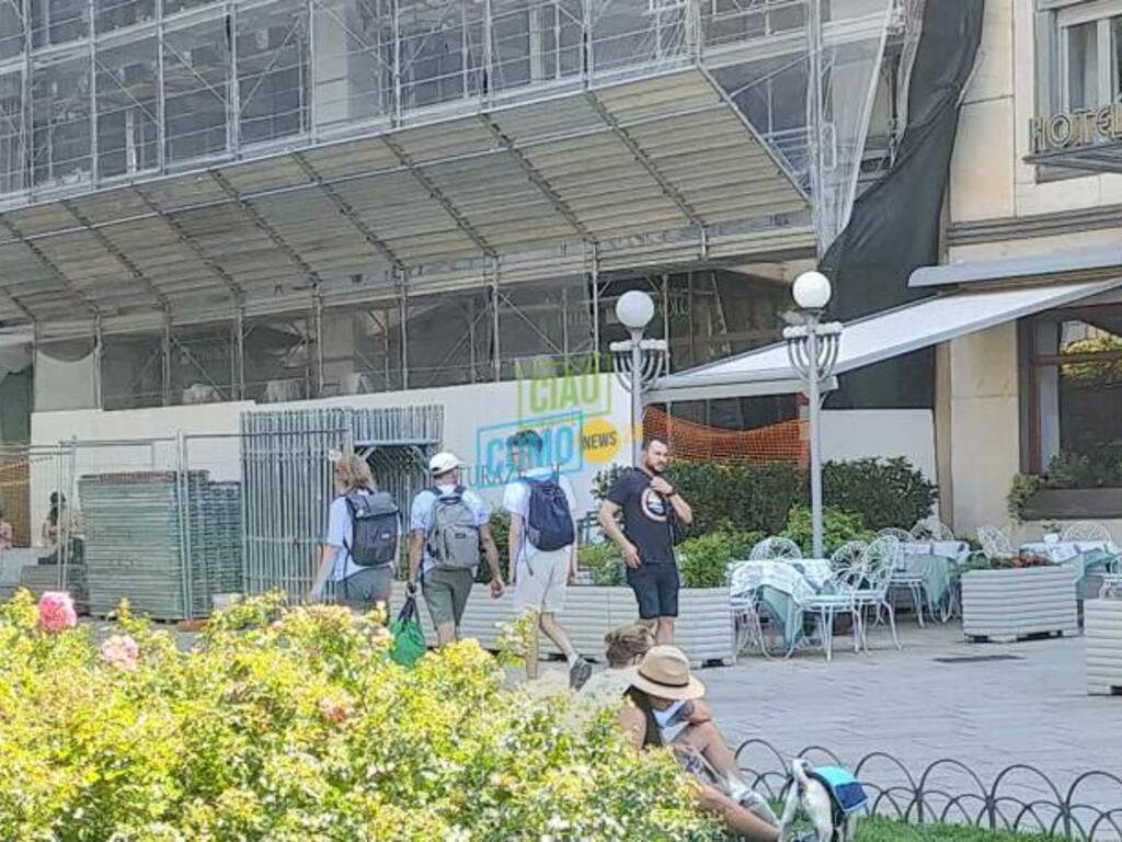 caldo torrido como turisti in cerca di refrigerio