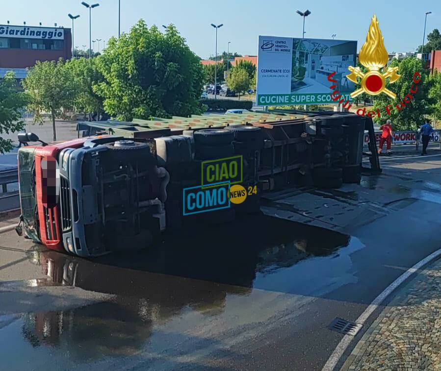 camion ribaltato in strada a montano lucino