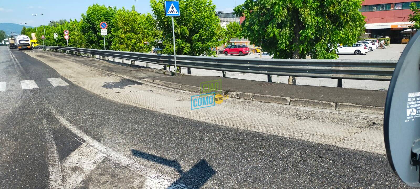 camion ribaltato montano lucino danni alla strada per perdita olio e gasolio polizia locale