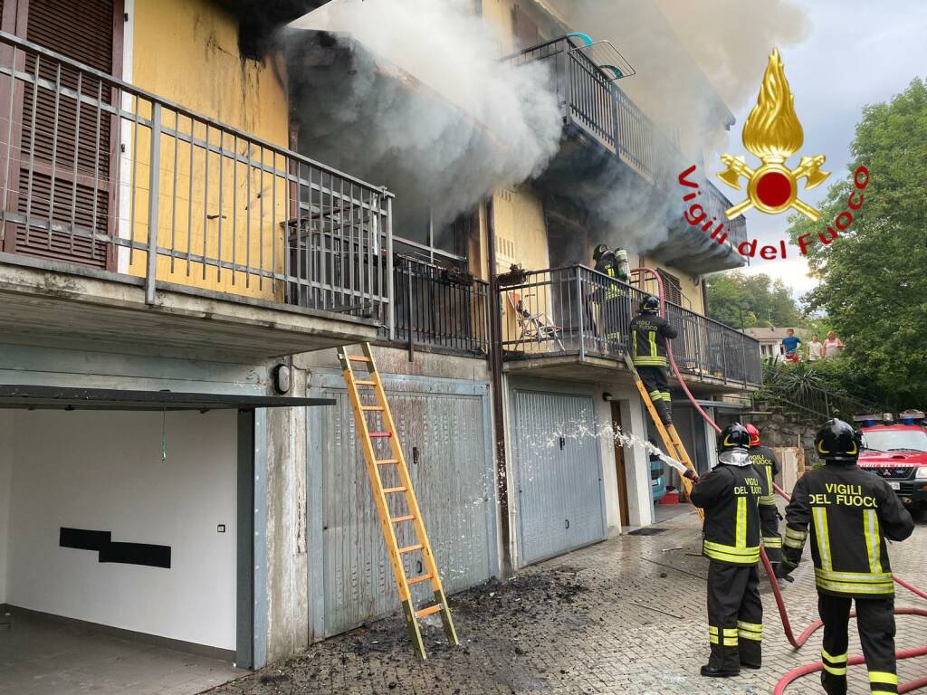 incendio all'alba abitazione di pusiano pompieri in azione per spegnere fiamme