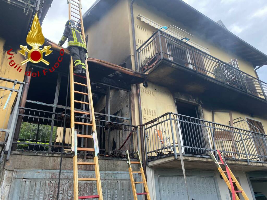 incendio all'alba abitazione di pusiano pompieri in azione per spegnere fiamme