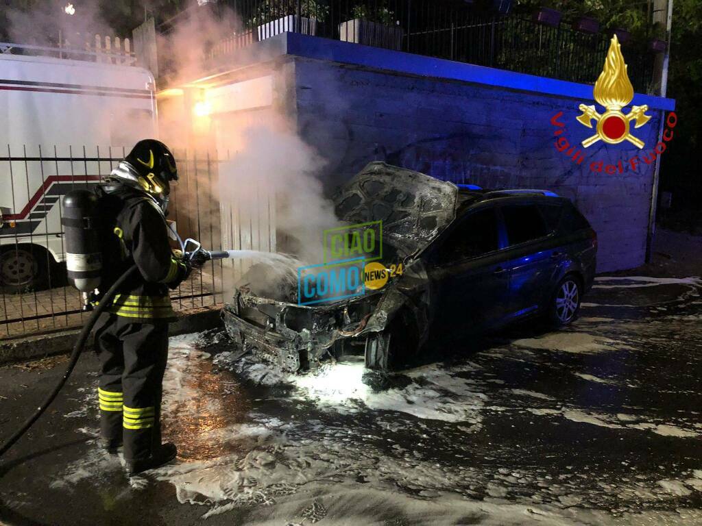 incendio auto via tettamanti como nella notte pompieri in posto rogo