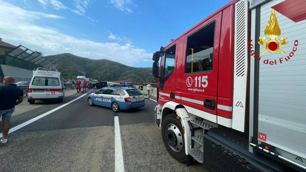 incidente a9 e auto in fiamme sempre su a9 questa mattina intervento pompieri