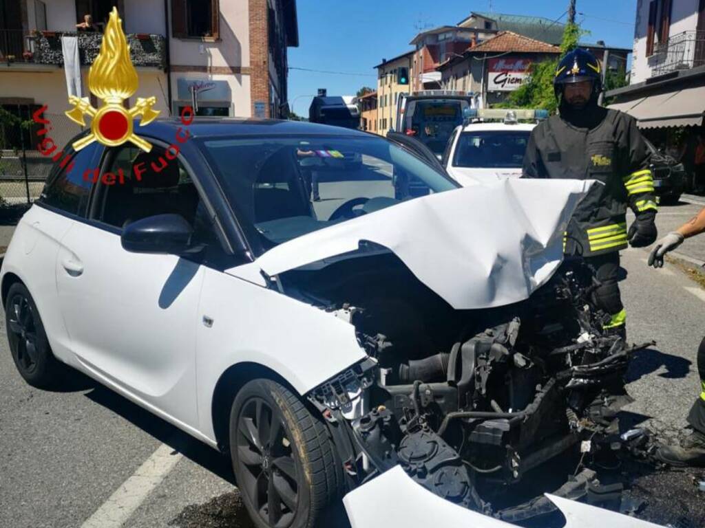 incidenti oggi lurate caccivio e mariano comense mezzi coinvolti e pompieri