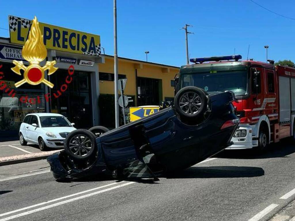 incidenti oggi lurate caccivio e mariano comense mezzi coinvolti e pompieri