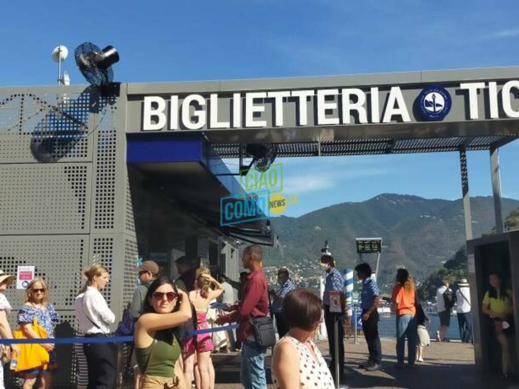 novità alla biglietteria della navigazione di como gazebo e ventilatori per chi è in attesa