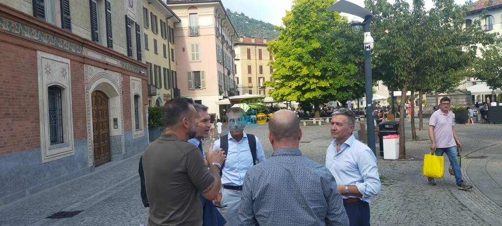 raccolta rifiuti per commercianti piazza volta como con mezzi aprica assessore lombardi e delegazione