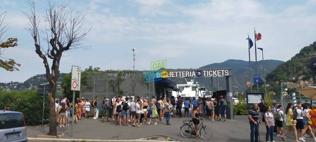 turisti como in attesa dei battelli sul lungolago code e turisti piazza cavour