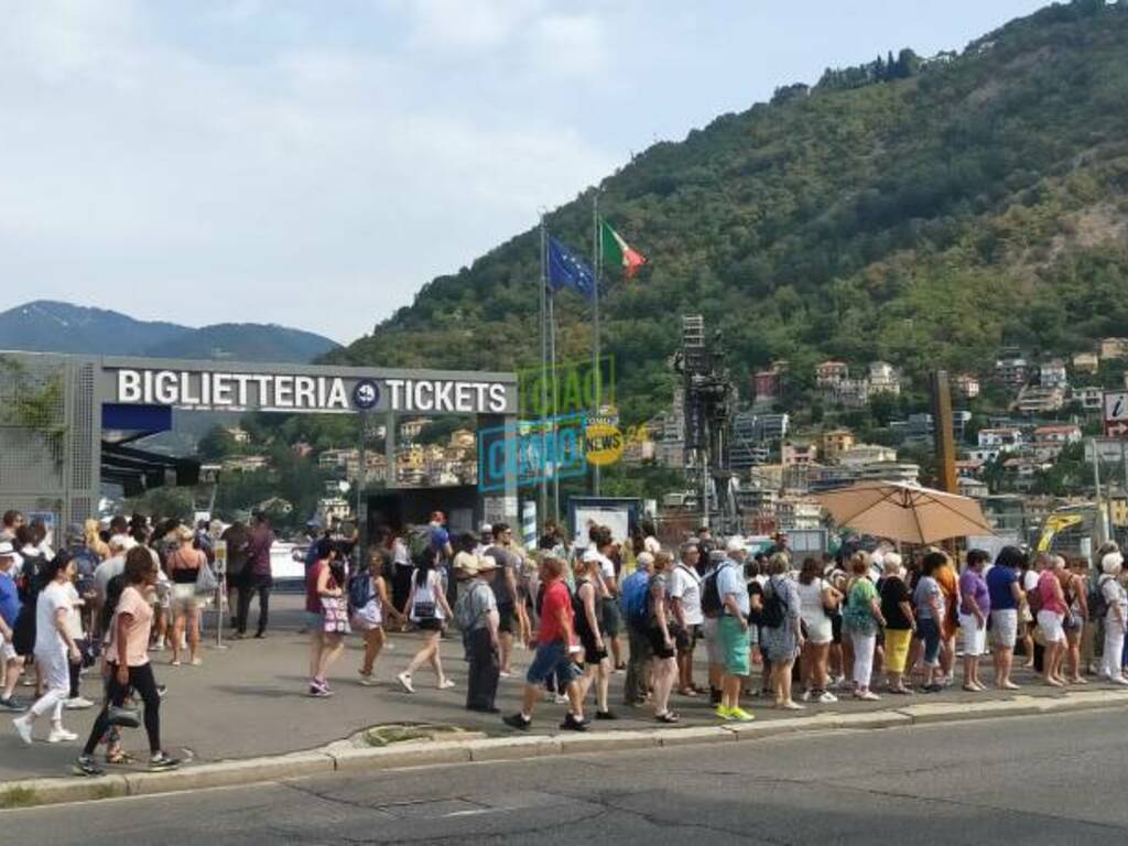 turisti como in attesa dei battelli sul lungolago code e turisti piazza cavour