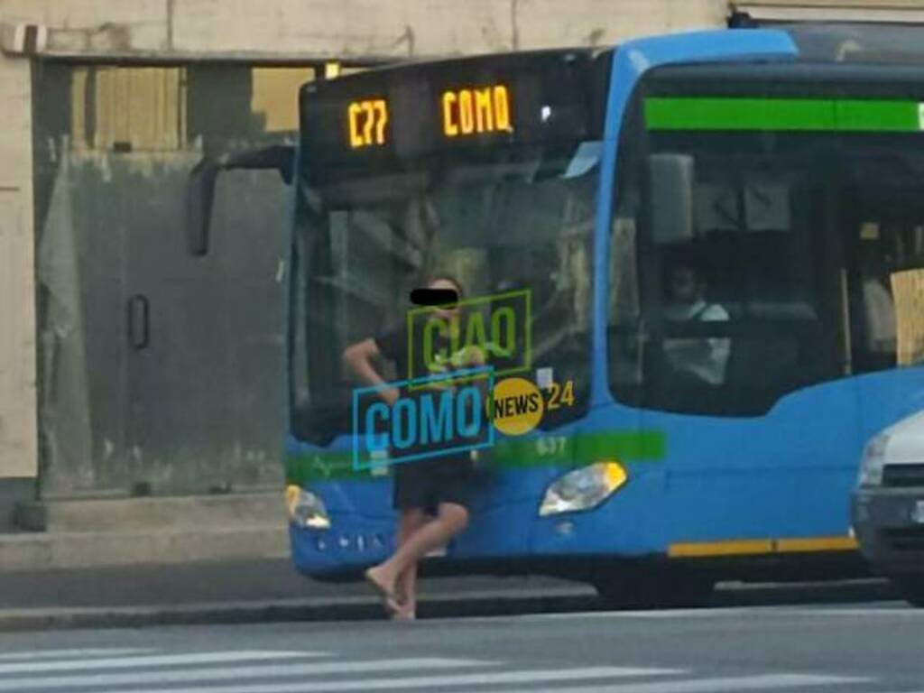 50enne blocca il bus in via milano a como perchè autista non lo fa salire a bordo