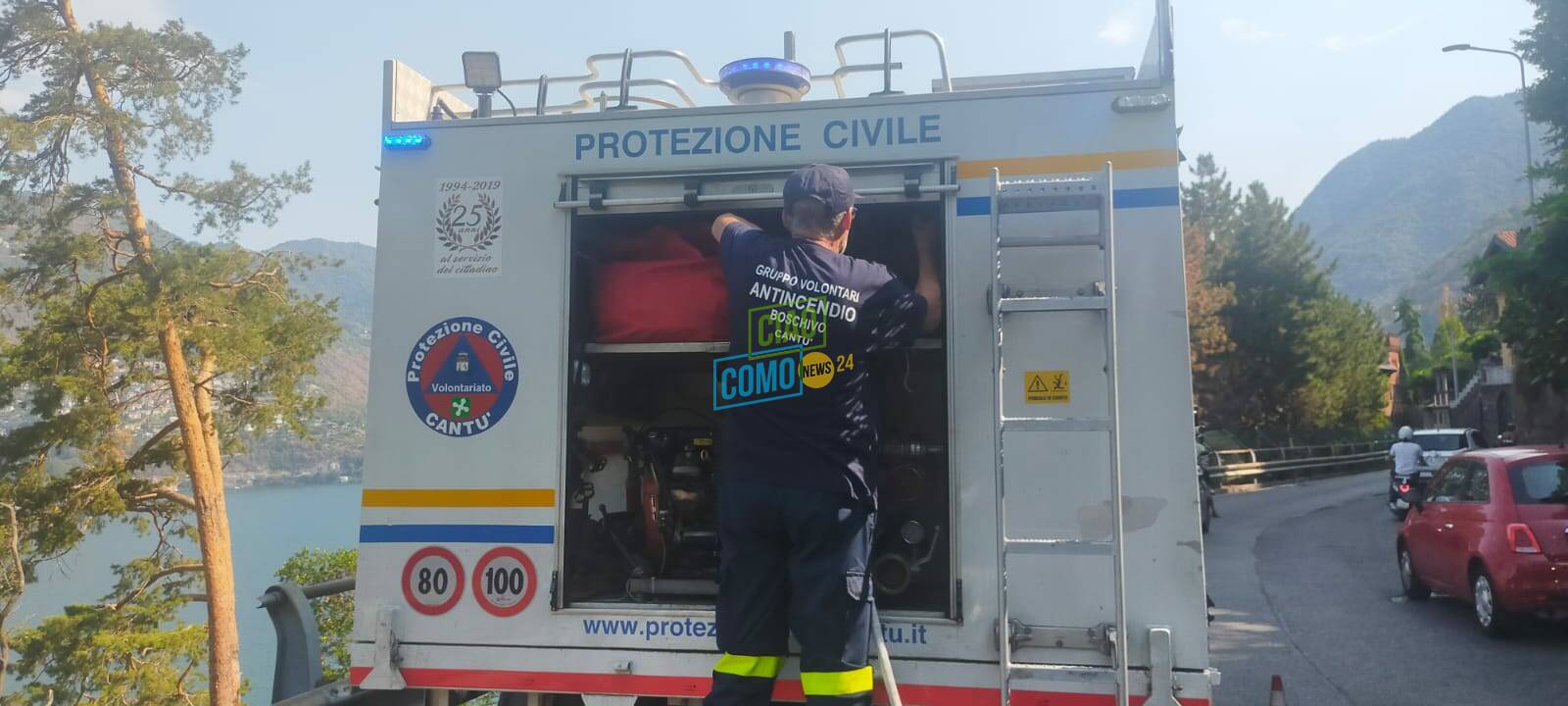 Elicottero protezione civile per domare il rogo in viale Geno a Como: le operazioni di oggi