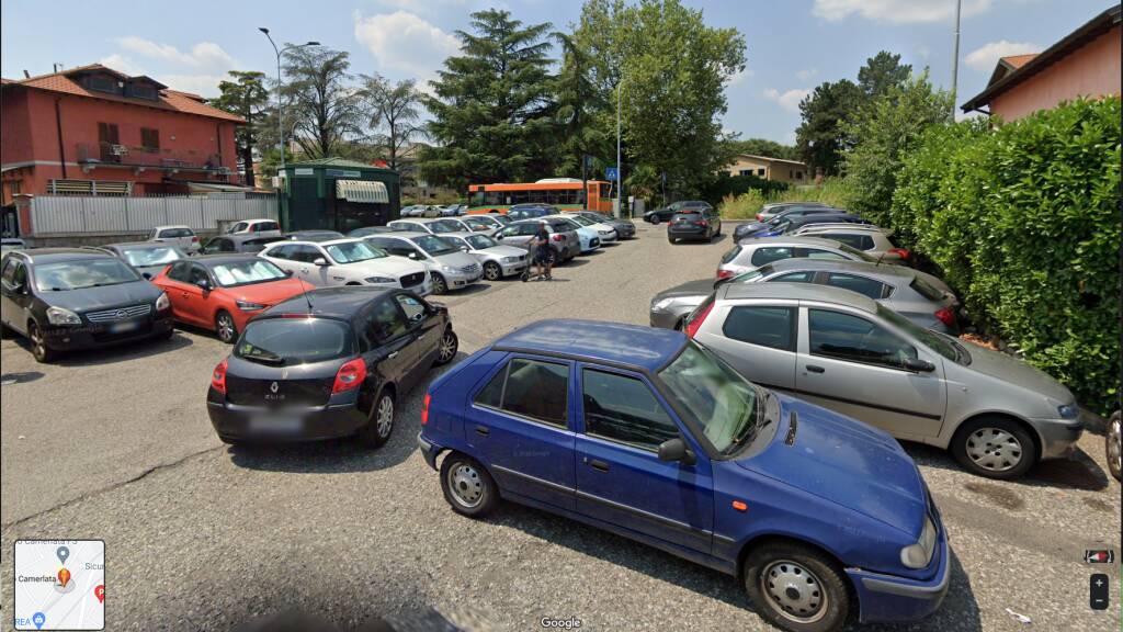 Parcheggio stazione di Camerlata da Google Street View spazzatura e parcheggio selvaggio