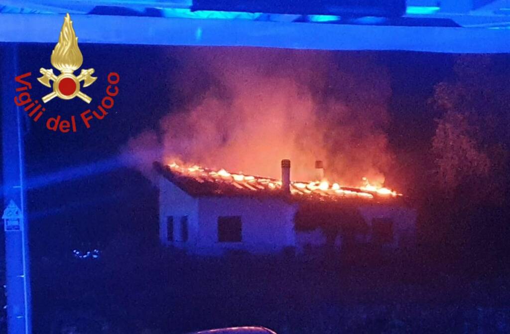 tetto in fiamme a Capiago Intimiano