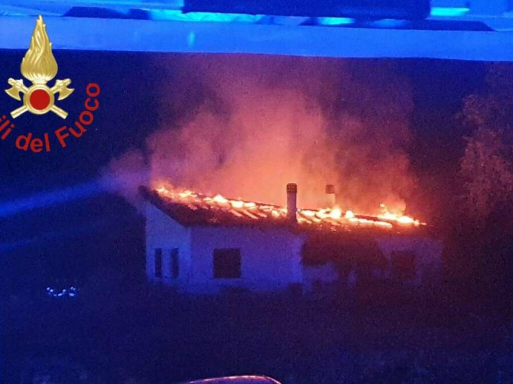 tetto in fiamme a Capiago Intimiano