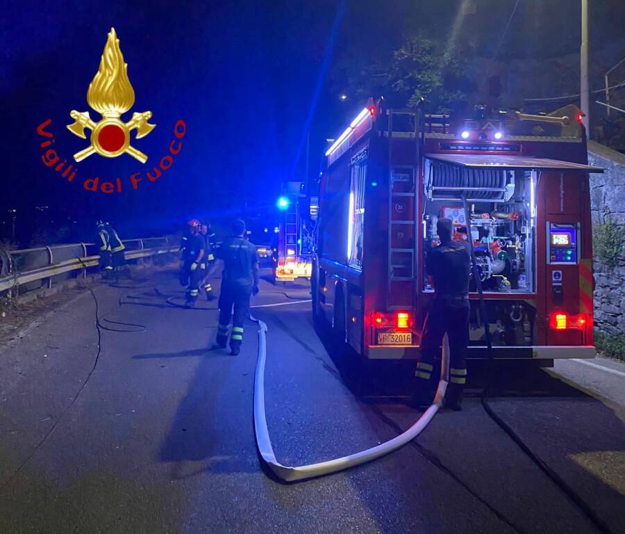 incendio notte alberi viale geno como intervento vigili del fuoco