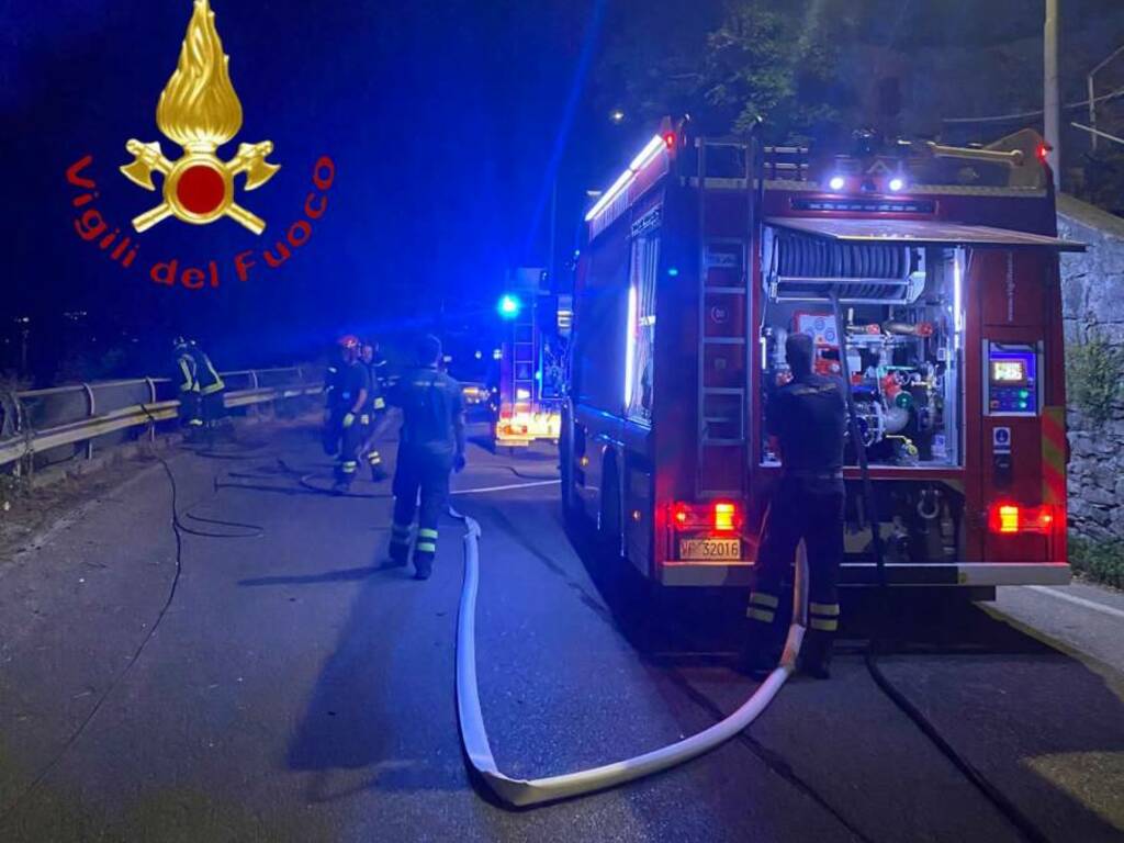 incendio notte alberi viale geno como intervento vigili del fuoco