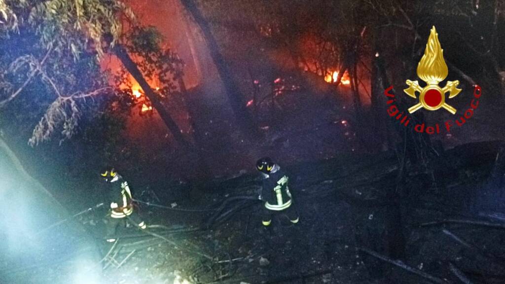 incendio notte alberi viale geno como intervento vigili del fuoco