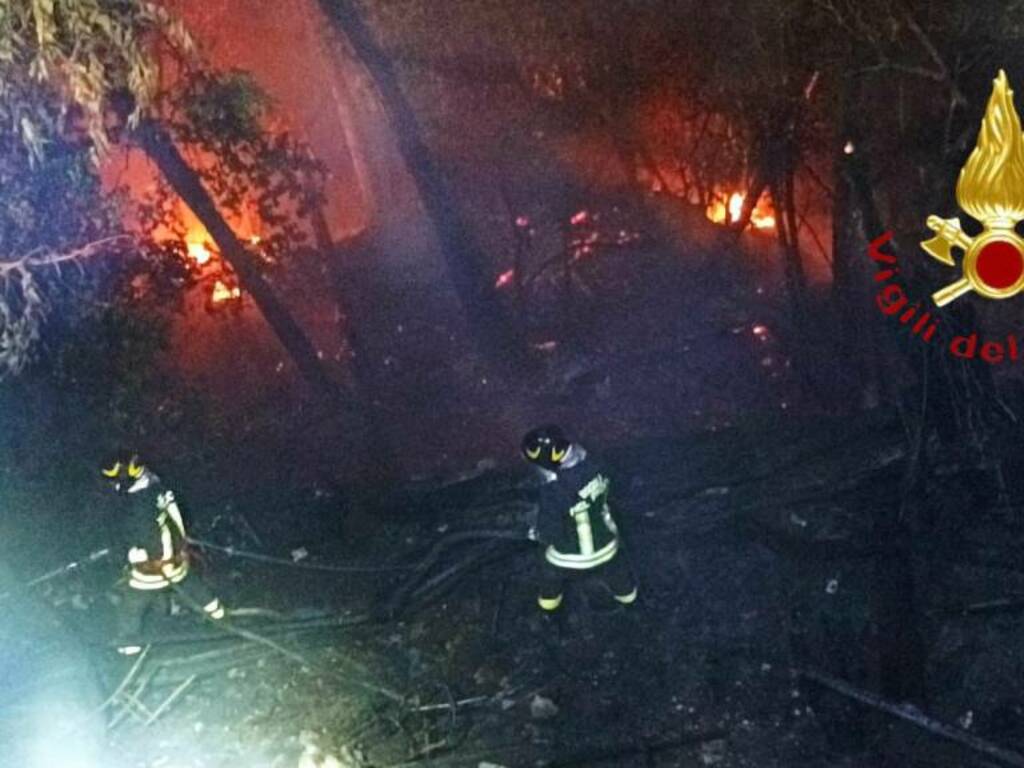 incendio notte alberi viale geno como intervento vigili del fuoco