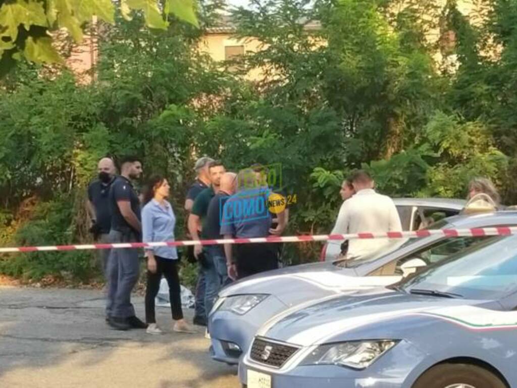 omicidio a rebbio, pensionato trovato morto sulla sua auto immagini polizia luogo via giussani