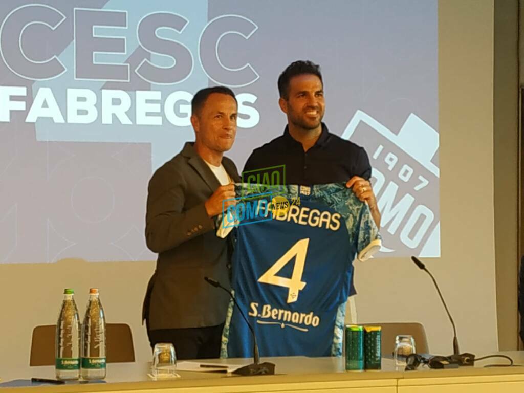 presentazione cesc fabregas lui con maglia como e wise tavolo nuova maglia