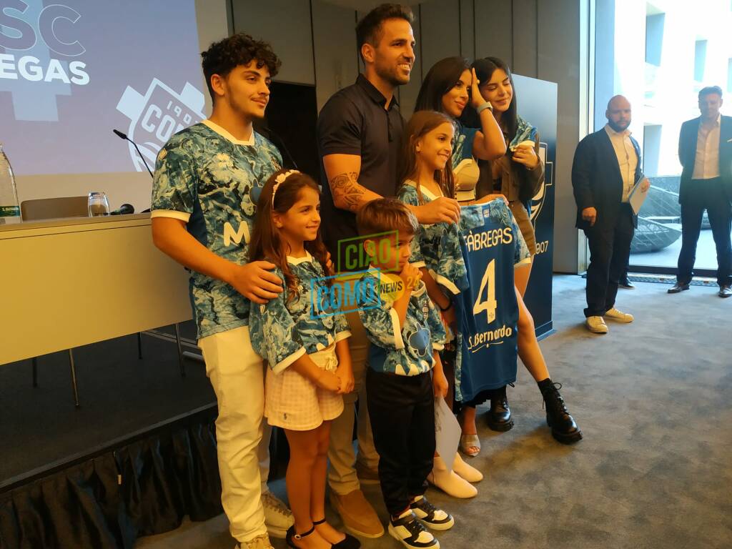 presentazione cesc fabregas lui con maglia como e wise tavolo nuova maglia