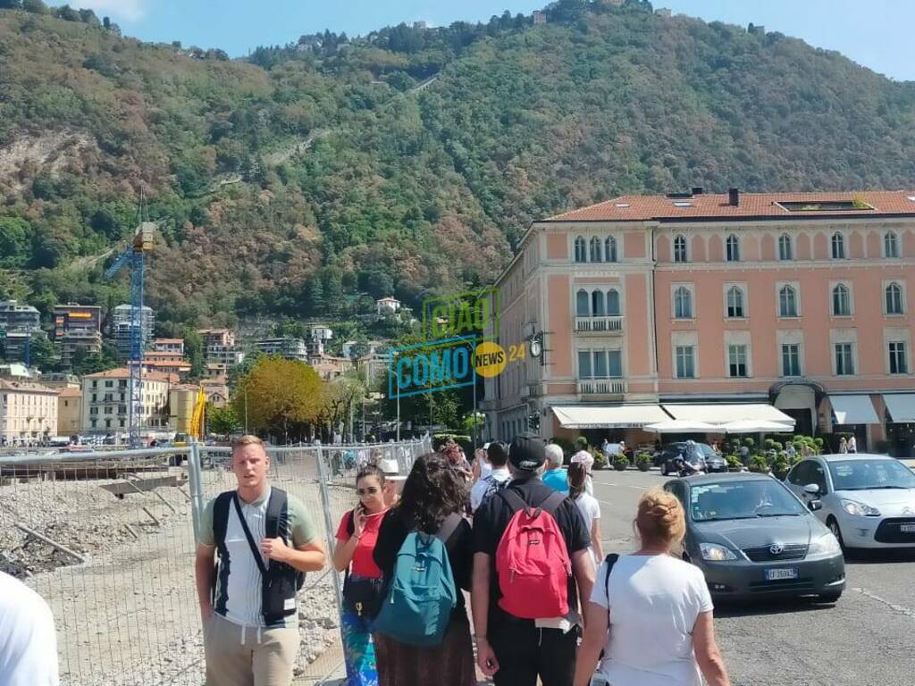 turisti a como su battelli e sul lungolago pienone per ferragosto